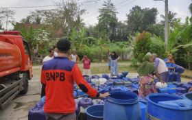 Kemarau 2024, BPBD Cilacap Salurkan Air Bersih kepada Warga Terdampak Kekeringan - JPNN.com Jateng