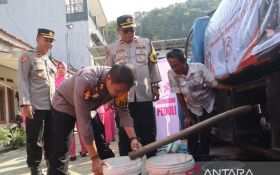 Polres Sukabumi Distribusikan Ribuan Liter Air Bersih Untuk Warga Terdampak Kekeringan - JPNN.com Jabar