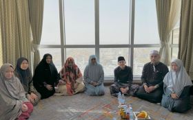 Khofifah Bertemu Gus Iqdam di Makkah, Saling Tukar Pikiran Bahas Ini - JPNN.com Jatim