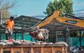 Sampah Menggunung di Depo Mandala Krida Akhirnya Dibuang ke TPA Piyungan - JPNN.com Jogja