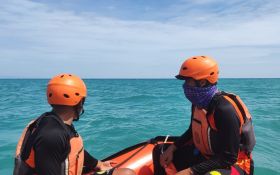 Pencarian Hari ke-6 Nelayan Hilang di Sumenep, Tim SAR Sisir Perairan Pantai Badur - JPNN.com Jatim