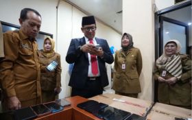 Sidak 2 OPD, Pj Wali Kota Mojokerto Temukan Ponsel ASN Berisi Aplikasi Judi Online - JPNN.com Jatim