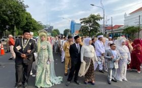 Antusias Ratusan Pasangan Isbah Nikah Kirab dari Alun-Alun ke Balai Kota Surabaya - JPNN.com Jatim