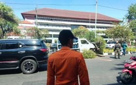 Mengantuk, Sopir Pikap Muatan Galon Tabrak Pembatas Jalan di Depan PDAM Surabaya - JPNN.com Jatim