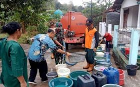 Kekeringan di Cilacap, BPBD Telah Salurakan Bantuan 1,1 Juta Liter Air Bersih - JPNN.com Jateng