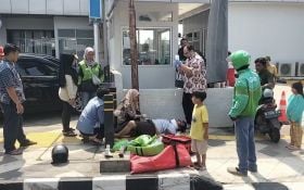 Pengendara Motor Tabrak Angkot di Jalan Margonda Raya Depok, Korban Alami Luka dan Bersimbah Darah - JPNN.com Jabar