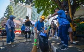 Seusai Pawai Kendaraan Hias, Kang Arfi Bebersih dan Menyapu Bareng Warga Kota Bandung - JPNN.com Jabar