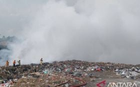 Damkar Masih Padamkan Api yang Membakar TPSA Bagendung Cilegon - JPNN.com Banten