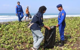 Mahasiswa, Polisi dan Warga Bantul Bekerja Sama di Pantai Samas - JPNN.com Jogja