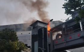 Diduga Korsleting Listrik, Lift JPO di Delta Plaza Surabaya Kebakaran - JPNN.com Jatim