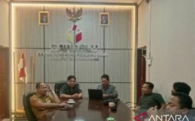 Banyak Baliho Aep Syaepuloh di Kantor Desa, Bawaslu Panggil Sekda Karawang - JPNN.com Jabar