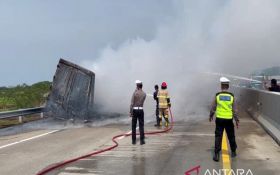 Truk Terbakar di Tol Batang: Ban Pecah, Api Membesar, Muatan Plastik Ludes - JPNN.com Jateng