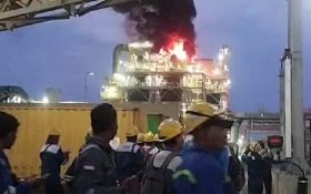 Smelter Freeport di Gresik Kebakaran, Terdengar Suara Ledakan, Pekerja Berhamburan - JPNN.com Jatim