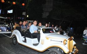 Berkunjung ke Kota Lama, Sandiaga Uno Jajal Mobil Listrik Hingga Barbershop Tertua - JPNN.com Jatim