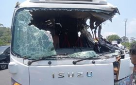 Tragedi di Tol Semarang-Solo, 4 Orang Tewas dalam Kecelakaan Minibus yang Mengangkut Santri - JPNN.com Jateng