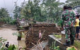 Trenggalek Dilanda Banjir & Longsor, Rumah Rusak Hingga Jembatan Putus - JPNN.com Jatim