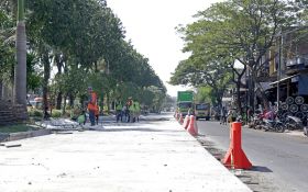 Pengaspalan Jalan Mayjen Sungkono Dikeluhkan Warga, Berdebu & Bikin Mata Perih - JPNN.com Jatim