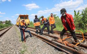 Tingkatkan Kesalamatan, KAI Daop 8 Surabaya Lakukan Penggantian Rel di 7 Stasiun - JPNN.com Jatim