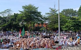 HSN 2024: Ribuan Santri di Sukabumi Meriahkan Pawai Sarungan di Laut Selatan Palabuhanratu - JPNN.com Jabar