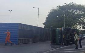 Truk Kontainer Terguling di Pintu Masuk Tol Sidoarjo, Begini Kronologinya - JPNN.com Jatim