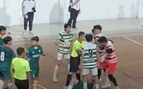 Aksi Kiper Futsal di Solo Ini Sangat Tak Patut Ditiru, Berbahaya  - JPNN.com Jateng