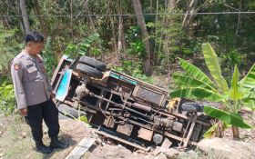 Truk Muatan Pasir Terguling ke Jurang, Sopir Selamat dari Maut - JPNN.com Jogja