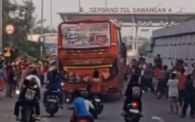 Pintu Tol Sawangan Depok Jadi Tempat Warga Menonton Bus Telolet, Polisi Diminta Bergerak! - JPNN.com Jabar