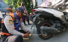 Dishub Surabaya Gembok 100 Motor Parkir Sembarangan & Amankan 2 Jukir Liar - JPNN.com Jatim