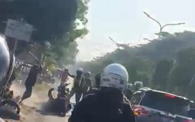 Viral 2 Orang di Gresik Terlibat Perkelahian di Jalanan, Saling Acungkan Sajam    - JPNN.com Jatim