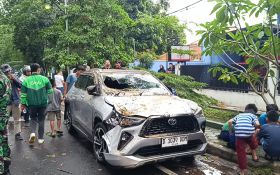 Hujan Disertai Angin Kencang di Bandung, Pohon Tumbang Timpa 5 Mobil, Ibu dan Anak Terluka - JPNN.com Jabar