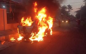 Korsleting Listrik, Mobil Chevrolet Ludes Terbakar di Jalan Manyar Surabaya - JPNN.com Jatim