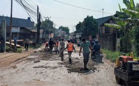 Pemkab Subang Perbaiki Jalan Tambakmekar-Kasomalang yang Rusak - JPNN.com Jabar