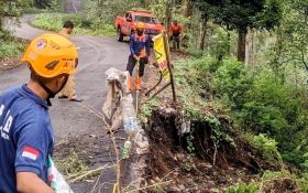 Jalan Menuju Wisata Alam Kawah Ijen Longsor Sepanjang 10 Meter - JPNN.com Jatim