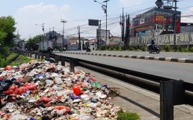 Penjelasan DLHK Depok Soal Tumpukan Sampah di Jalan Raya Bogor - JPNN.com Jabar