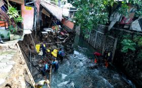 Seharian Diguyur Hujan, Belasan KK Dievakuasi Gegara Tanggul Citepus Bandung Jebol - JPNN.com Jabar