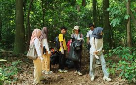 Jaga Kelestarian Alam, Dosen dan Mahasiswa Gelar Aksi Bebersih Sampah di Hutan Kota UI - JPNN.com Jabar