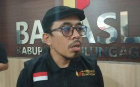 Kades di Tulungagung Diduga Tidak Netral, Kenakan Kaus & Berpose untuk Paslon - JPNN.com Jatim