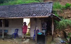 Longsor Melanda Desa Dompyong Trenggalek, 2 Rumah Warga Rusak Parah - JPNN.com Jatim