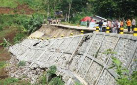 Jalur Selingkar Wilis Tulungagung Rusak Parah, Separuh Jalan Ambles Longsor - JPNN.com Jatim