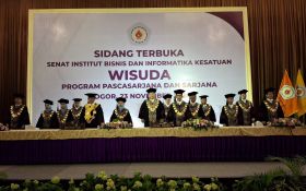 Pesan Mendalam Prof Bambang Pamungkas Kepada 671 Wisudawan IBI Kesatuan Bogor - JPNN.com Jabar