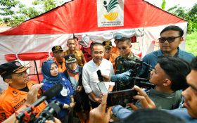 Meninjau Banjir Kabupaten Bandung, Bey Minta Hak Memilih Warga Terdampak Bisa Tetap Tersalurkan - JPNN.com Jabar