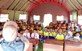 Ruang Kelas Ambruk, Puluhan Siswa SDN Plalangan Jember Belajar di Tenda Darurat - JPNN.com Jatim