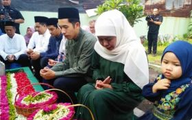 Khofifah Sempatkan Ziarah ke Makam Suami & Orang Tua Sebelum Lakukan Coblosan - JPNN.com Jatim