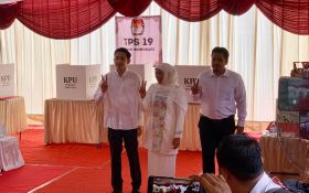 Khofifah Bersama 2 Anaknya Mencoblos di TPS 19 Jemur Wonosari - JPNN.com Jatim