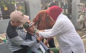 Petugas Linmas di TPS Risma Mencoblos Pingsan, Diduga Kelelahan - JPNN.com Jatim