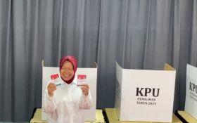 Risma Bersama Suami dan Anak Keduanya Nyoblos di TPS 16 Kecamatan Wiyung - JPNN.com Jatim