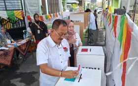 Armuji Bersama Istri Mencoblos di TPS 17 Ngagelrejo    - JPNN.com Jatim