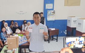 Gumelar Mencoblos di TPS 11 Kecamatan Batu, Harapkan Kemenangan - JPNN.com Jatim