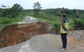 Jalan di Jalur Puncak II Bogor Putus Gegara Luapan Sungai Bobojong - JPNN.com Jabar