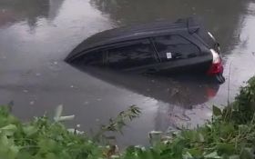 Hujan & Angin Kencang di Surabaya Juga Sebabkan Mobil Terseret ke Sungai - JPNN.com Jatim